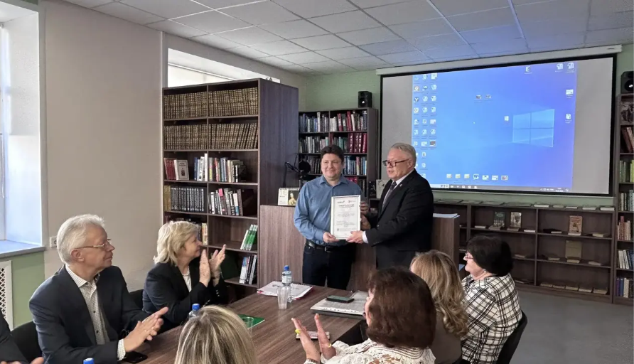 Президент Пермской ТПП Вячеслав Белов вручил свидетельство об аккредитации образовательной программы Пермской фармакадемии