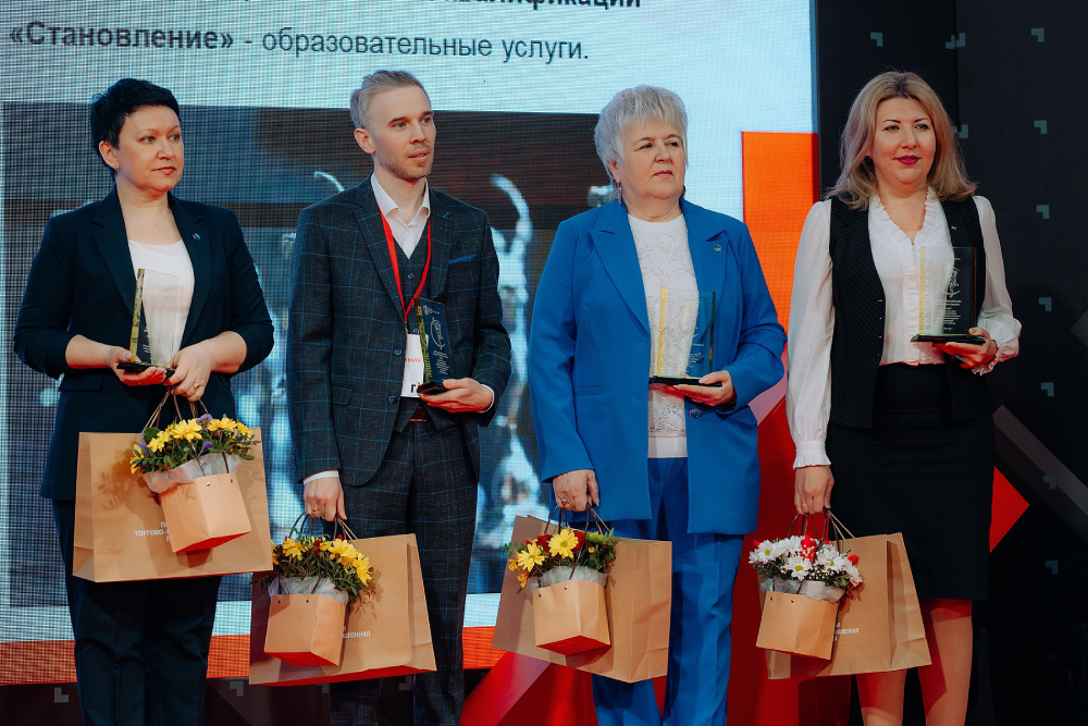 Лауреаты премии Золотой Меркурий (Наталья Оборина - первая справа).png