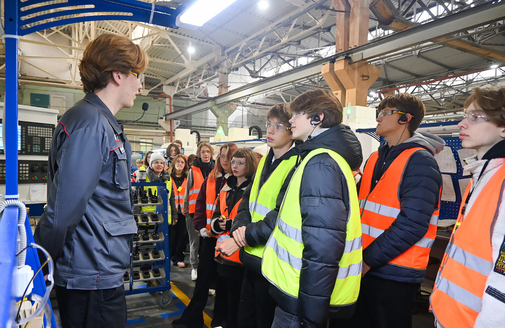 Школьники на экскурсии в ОДК-СТАР.jpg