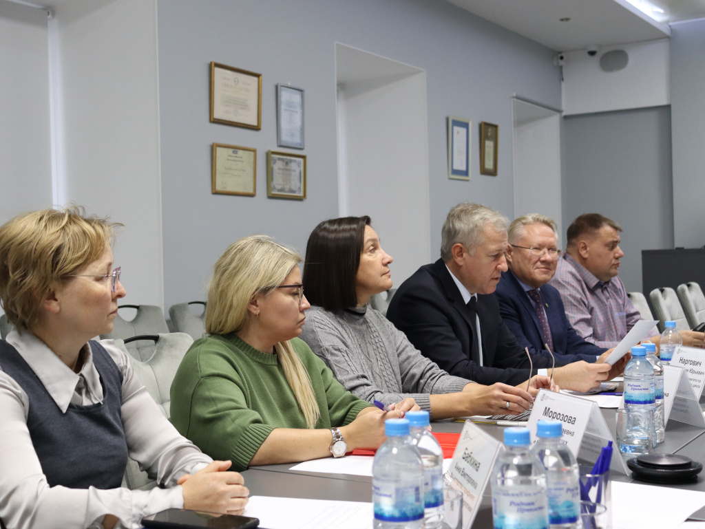 Участники заседания.JPG