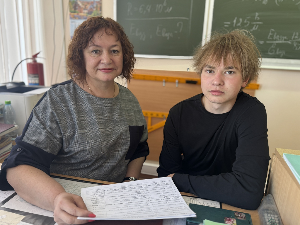 Александр Котряхов с преподавателем физики школы 76 Светланой Поляковой.jpg