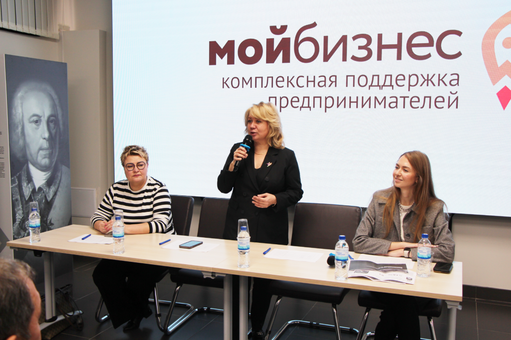 IMG_7604_трибуна.png IMG_7604_трибуна.png