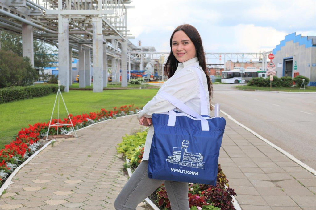 Родители первоклассников получают наборы канцтоваров.jpg Родители первоклассников получают наборы канцтоваров.jpg